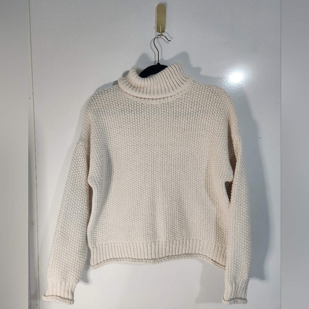 Kut from the Kloth cropped womens sweater. Size small